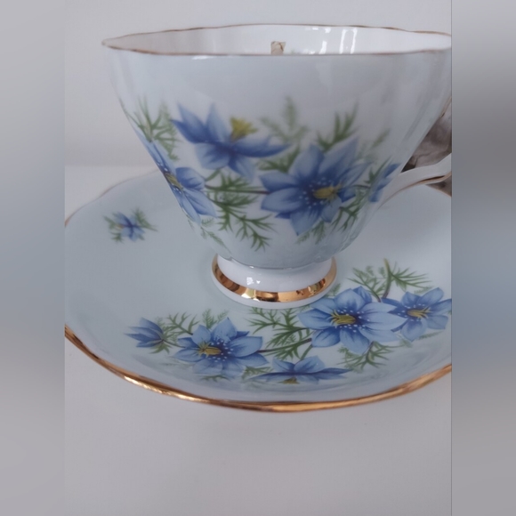 Candle in a pretty teacup with floral motifs - Picture 8 of 10
